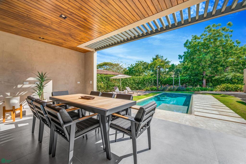 Casa Los Feliz: Contemporary Tropical Luxury in Hacienda Pinilla