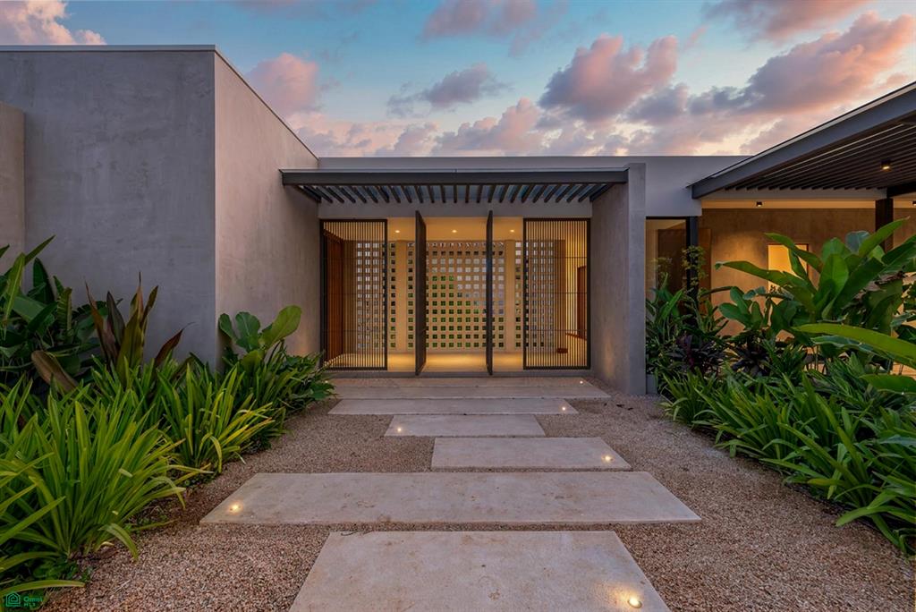 Casa Los Feliz: Contemporary Tropical Luxury in Hacienda Pinilla