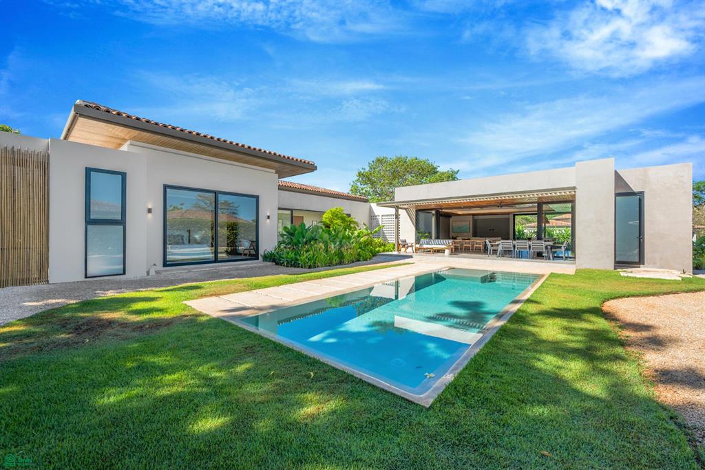 Casa Los Feliz: Contemporary Tropical Luxury in Hacienda Pinilla