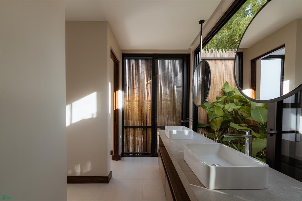 Casa Los Feliz: Contemporary Tropical Luxury in Hacienda Pinilla