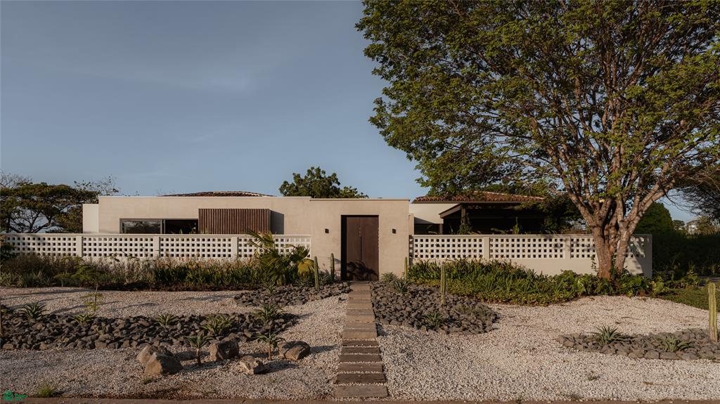 Casa Los Feliz: Contemporary Tropical Luxury in Hacienda Pinilla