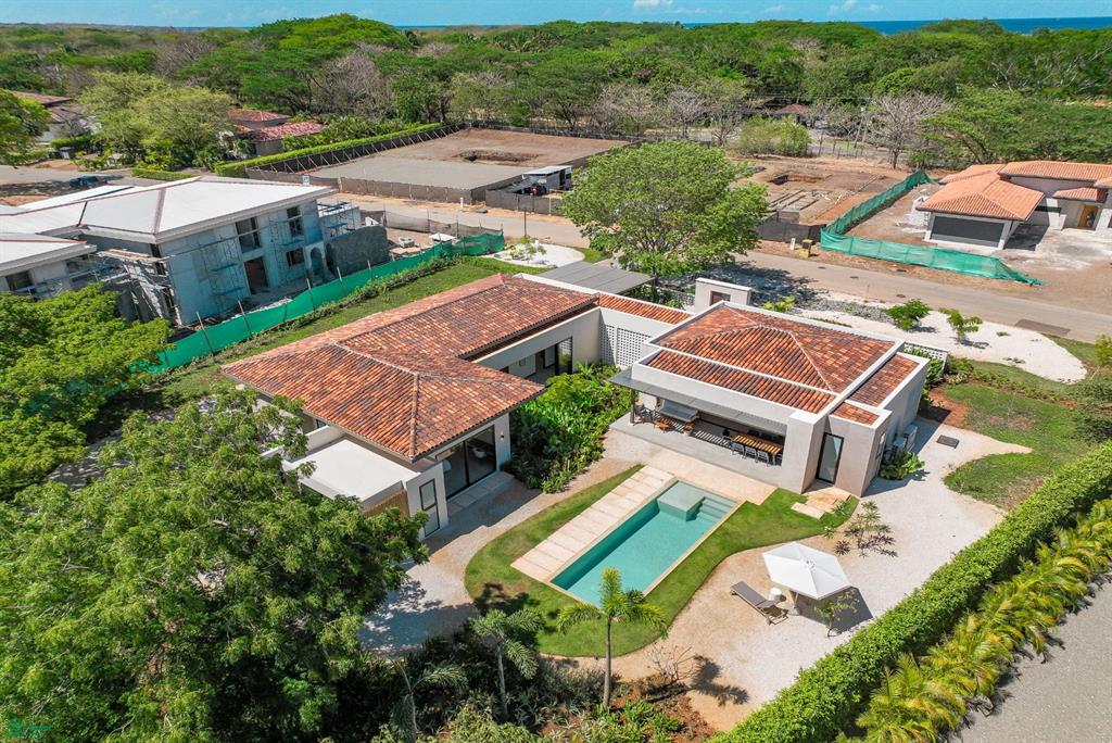 Casa Los Feliz: Contemporary Tropical Luxury in Hacienda Pinilla