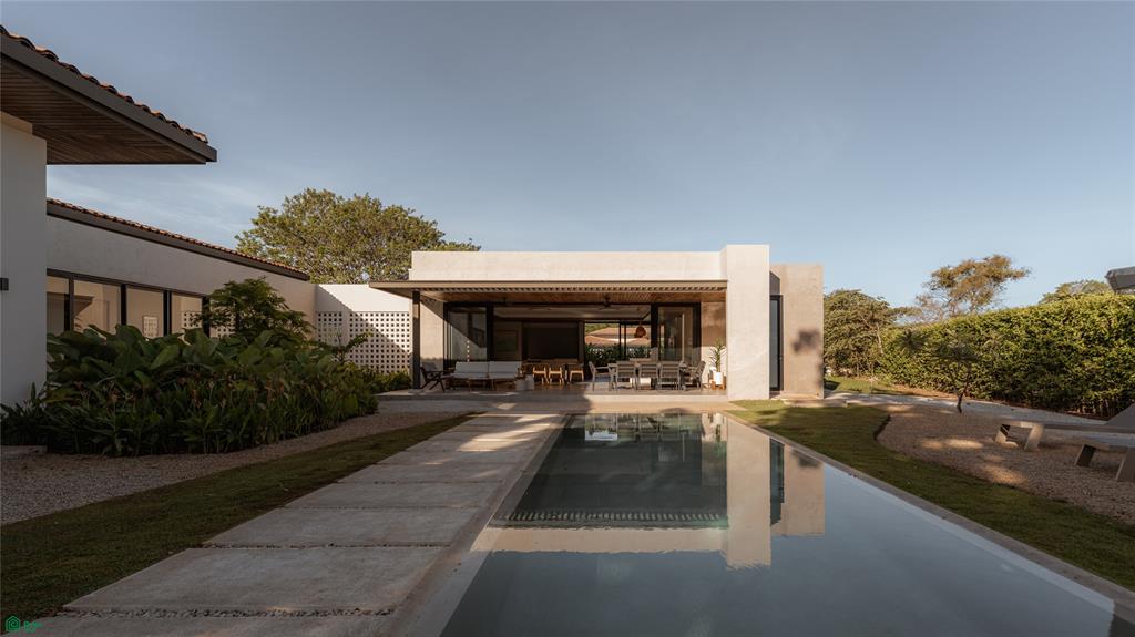 Casa Los Feliz: Contemporary Tropical Luxury in Hacienda Pinilla