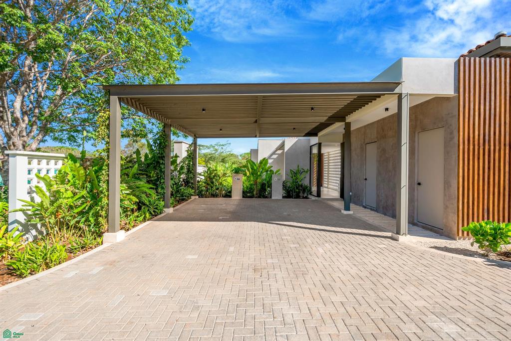 Casa Los Feliz: Contemporary Tropical Luxury in Hacienda Pinilla