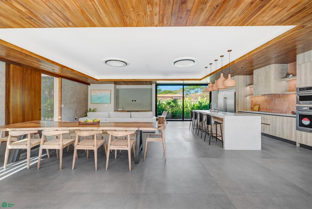 Casa Los Feliz: Contemporary Tropical Luxury in Hacienda Pinilla