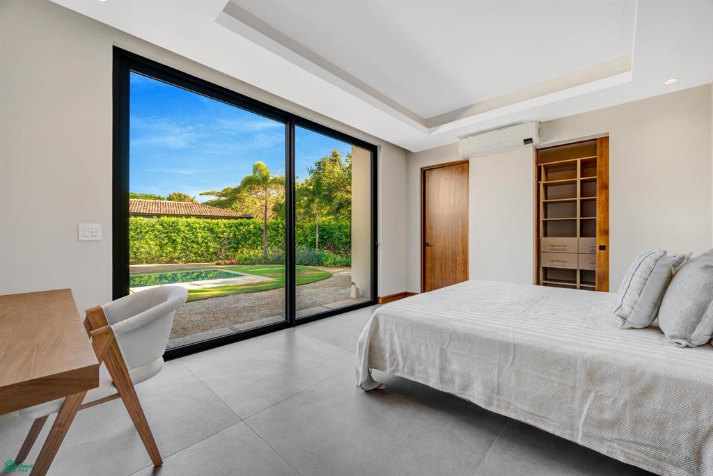 Casa Los Feliz: Contemporary Tropical Luxury in Hacienda Pinilla
