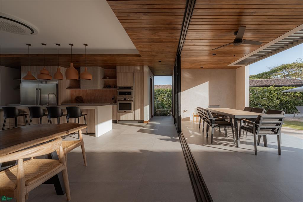 Casa Los Feliz: Contemporary Tropical Luxury in Hacienda Pinilla