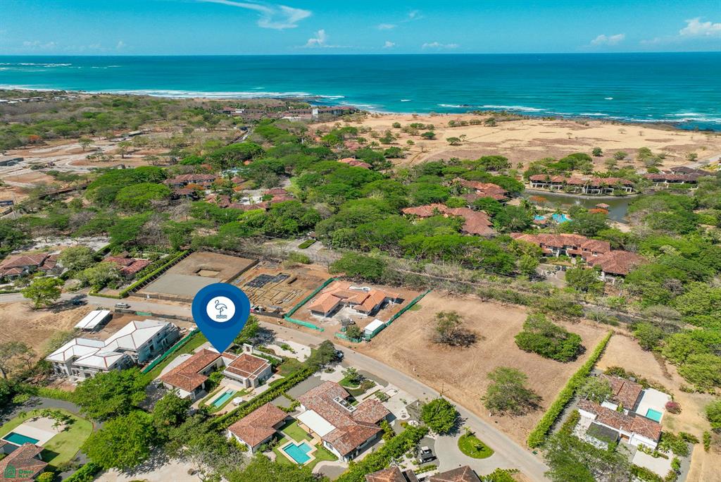 Casa Los Feliz: Contemporary Tropical Luxury in Hacienda Pinilla
