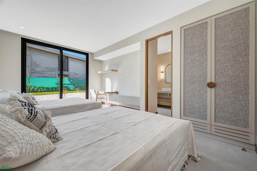 Casa Los Feliz: Contemporary Tropical Luxury in Hacienda Pinilla