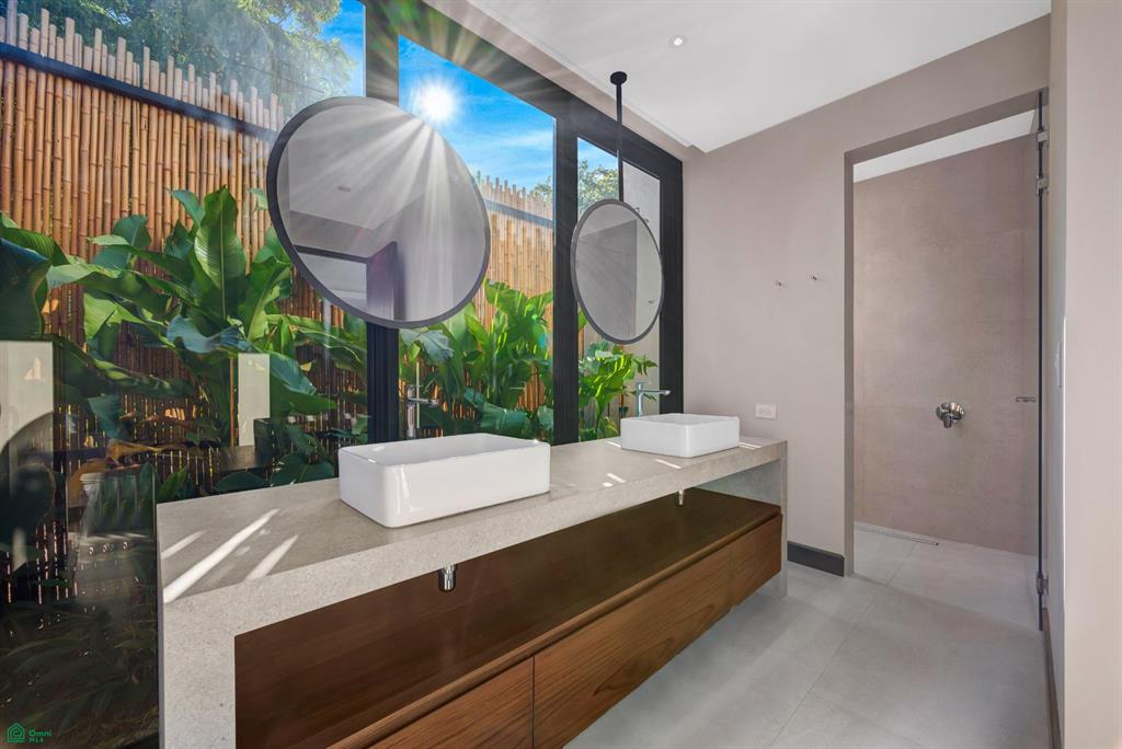 Casa Los Feliz: Contemporary Tropical Luxury in Hacienda Pinilla