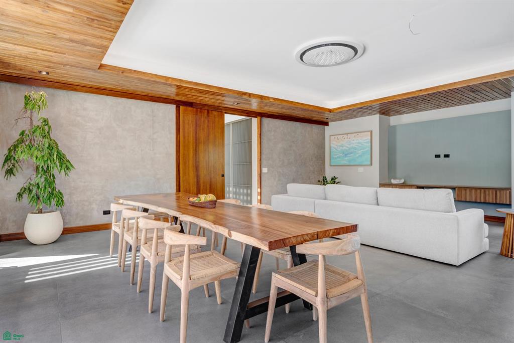 Casa Los Feliz: Contemporary Tropical Luxury in Hacienda Pinilla