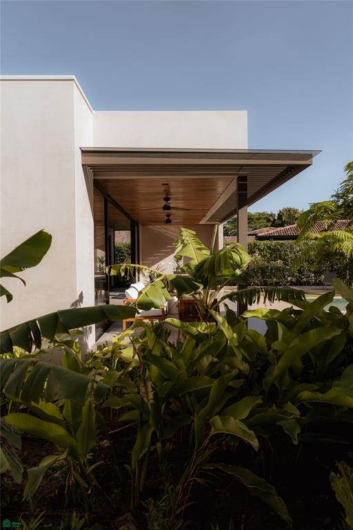Casa Los Feliz: Contemporary Tropical Luxury in Hacienda Pinilla
