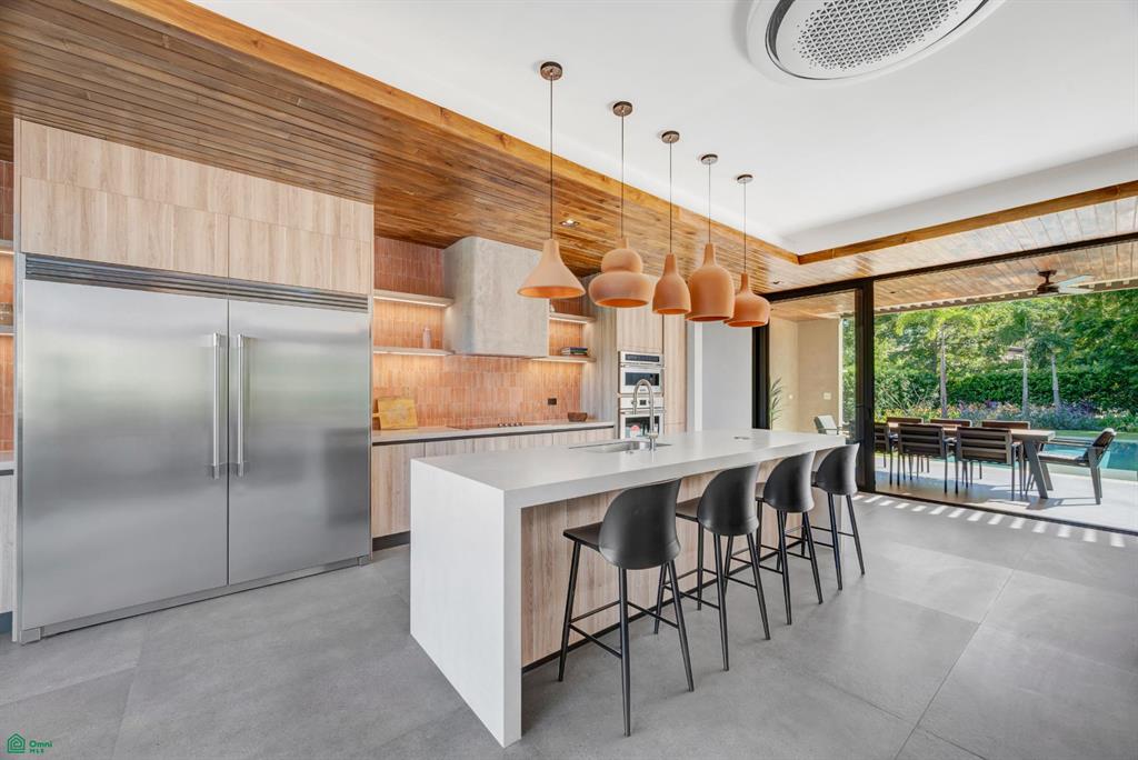 Casa Los Feliz: Contemporary Tropical Luxury in Hacienda Pinilla