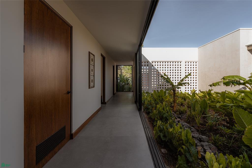 Casa Los Feliz: Contemporary Tropical Luxury in Hacienda Pinilla