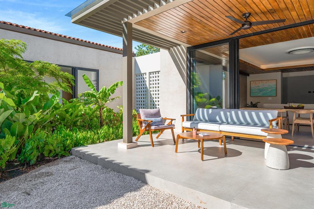 Casa Los Feliz: Contemporary Tropical Luxury in Hacienda Pinilla
