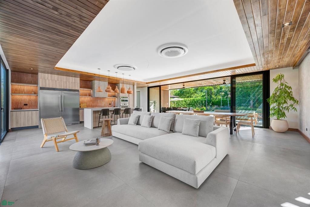 Casa Los Feliz: Contemporary Tropical Luxury in Hacienda Pinilla