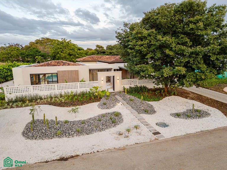 Casa Los Feliz: Contemporary Tropical Luxury in Hacienda Pinilla
