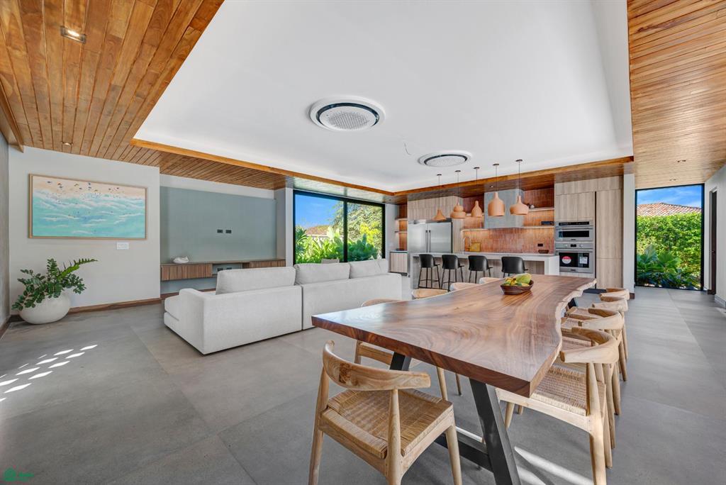Casa Los Feliz: Contemporary Tropical Luxury in Hacienda Pinilla