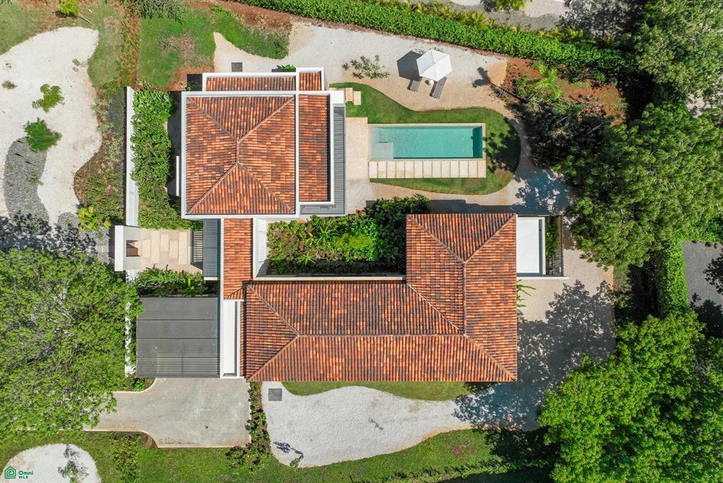 Casa Los Feliz: Contemporary Tropical Luxury in Hacienda Pinilla