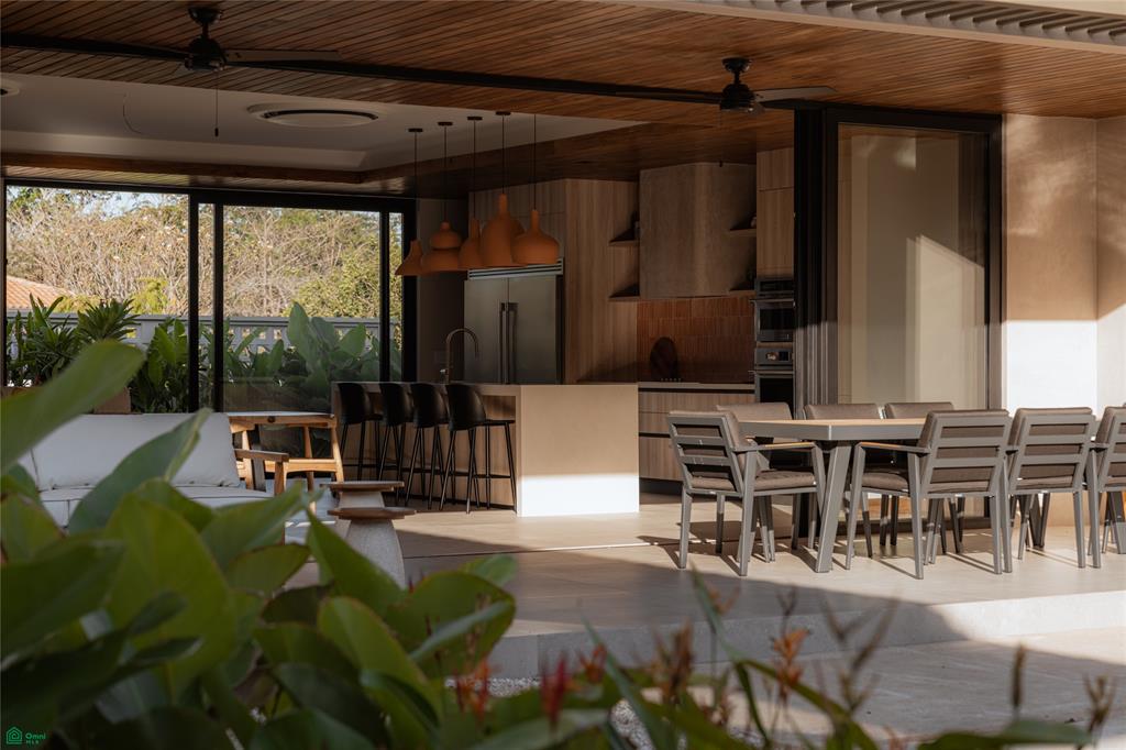 Casa Los Feliz: Contemporary Tropical Luxury in Hacienda Pinilla