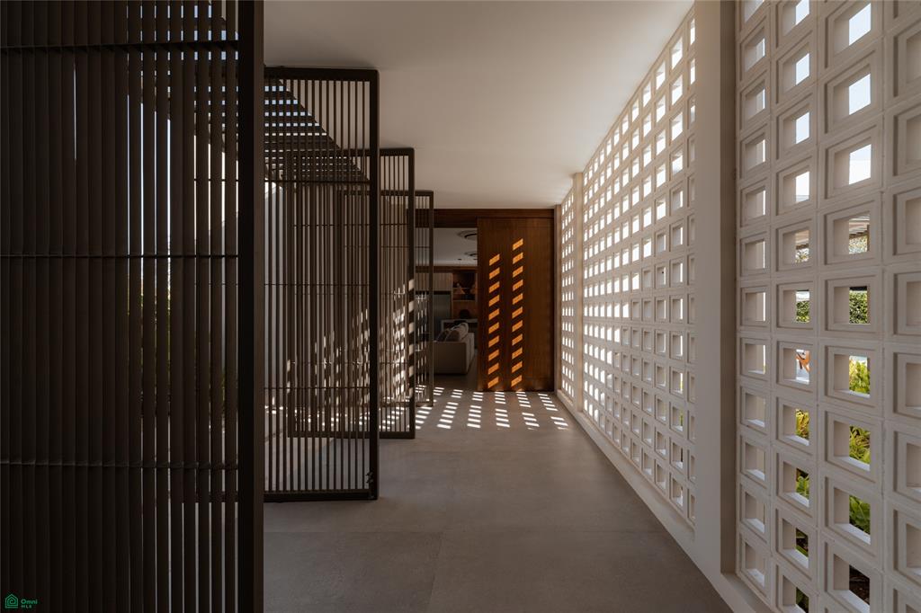Casa Los Feliz: Contemporary Tropical Luxury in Hacienda Pinilla