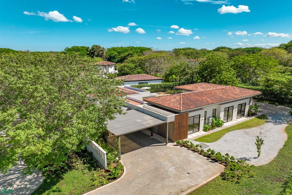 Casa Los Feliz: Contemporary Tropical Luxury in Hacienda Pinilla