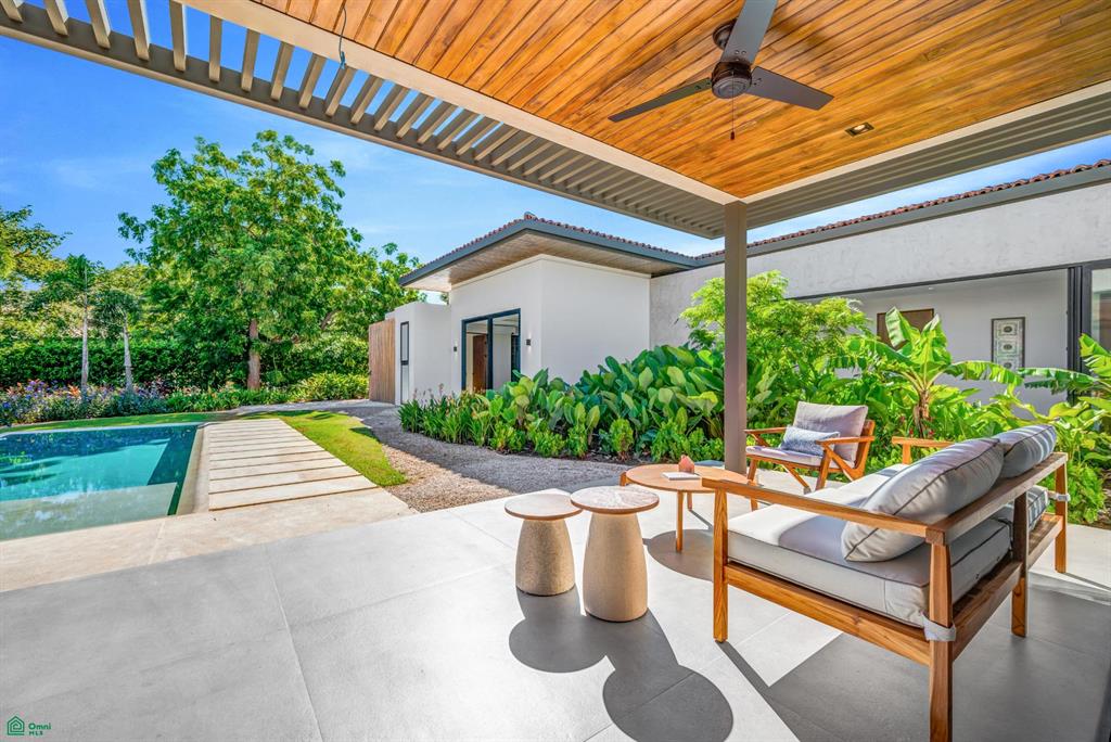 Casa Los Feliz: Contemporary Tropical Luxury in Hacienda Pinilla