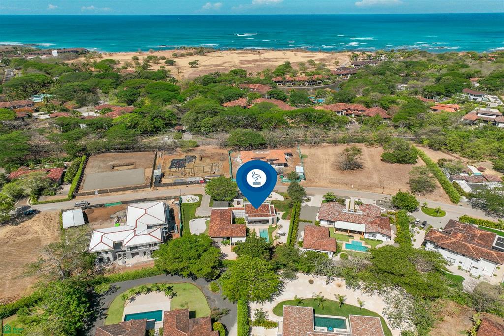 Casa Los Feliz: Contemporary Tropical Luxury in Hacienda Pinilla