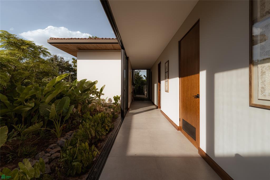 Casa Los Feliz: Contemporary Tropical Luxury in Hacienda Pinilla