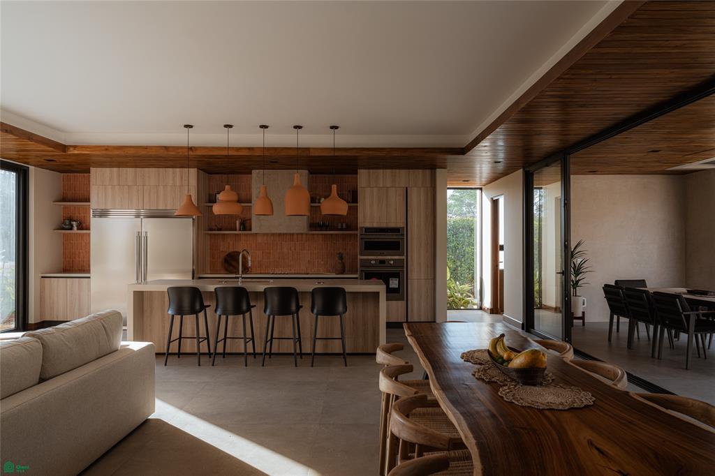 Casa Los Feliz: Contemporary Tropical Luxury in Hacienda Pinilla