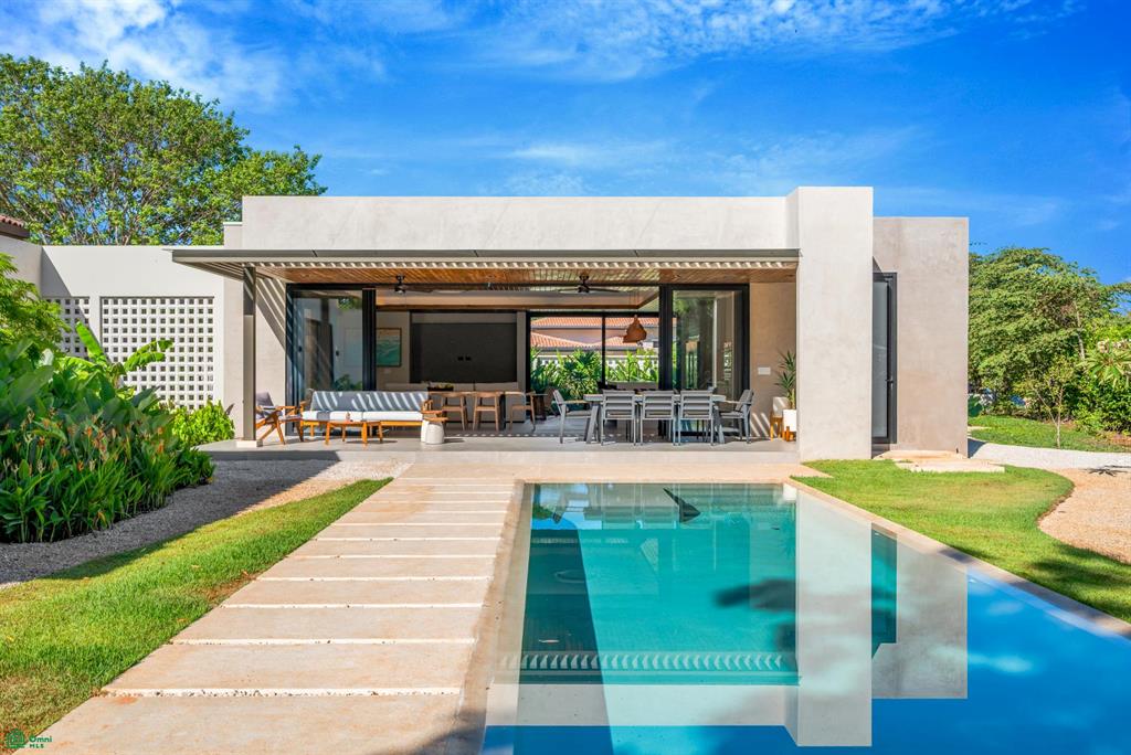 Casa Los Feliz: Contemporary Tropical Luxury in Hacienda Pinilla