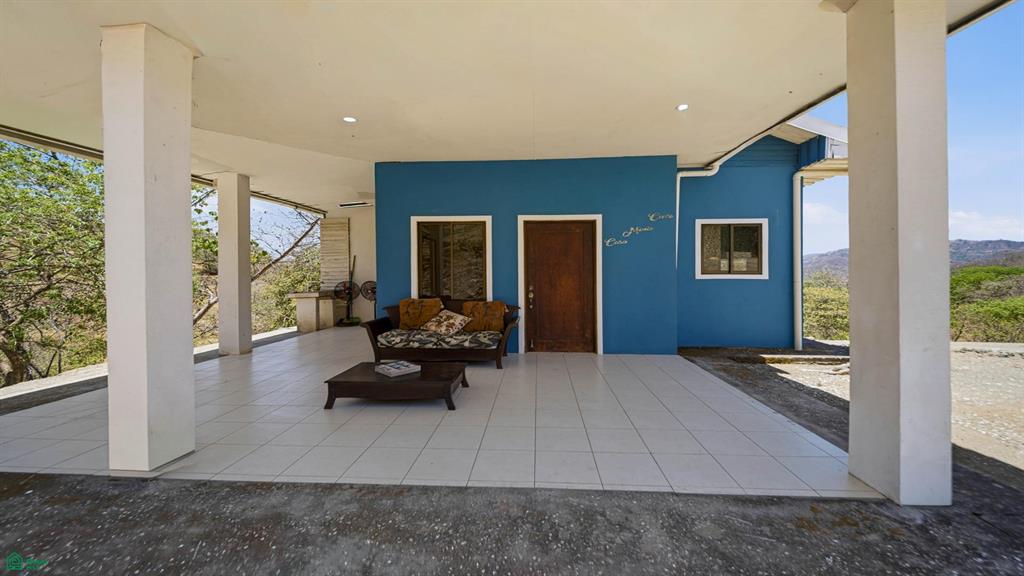 Finca Las Ventanas: Expansive Mountain View Estate Near Potrero
