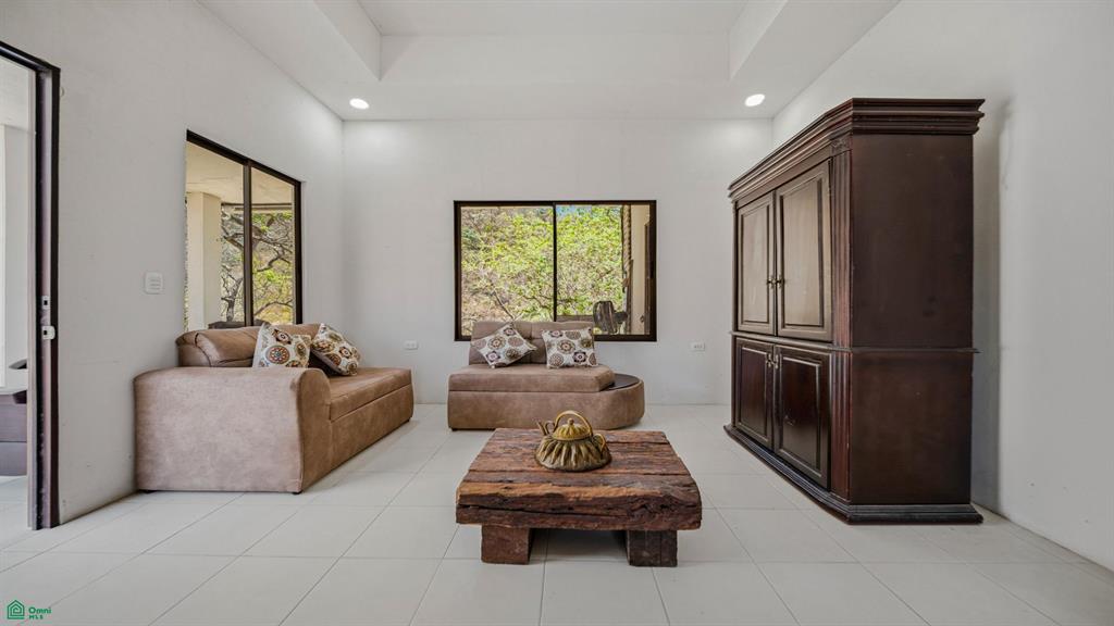Finca Las Ventanas: Expansive Mountain View Estate Near Potrero