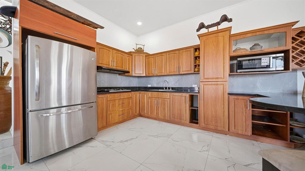 Finca Las Ventanas: Expansive Mountain View Estate Near Potrero
