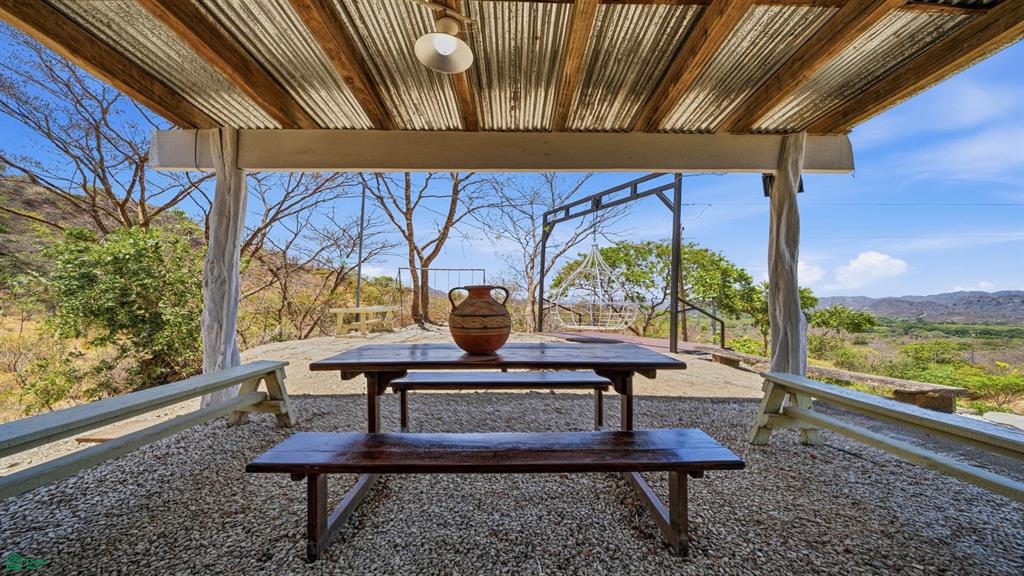 Finca Las Ventanas: Expansive Mountain View Estate Near Potrero