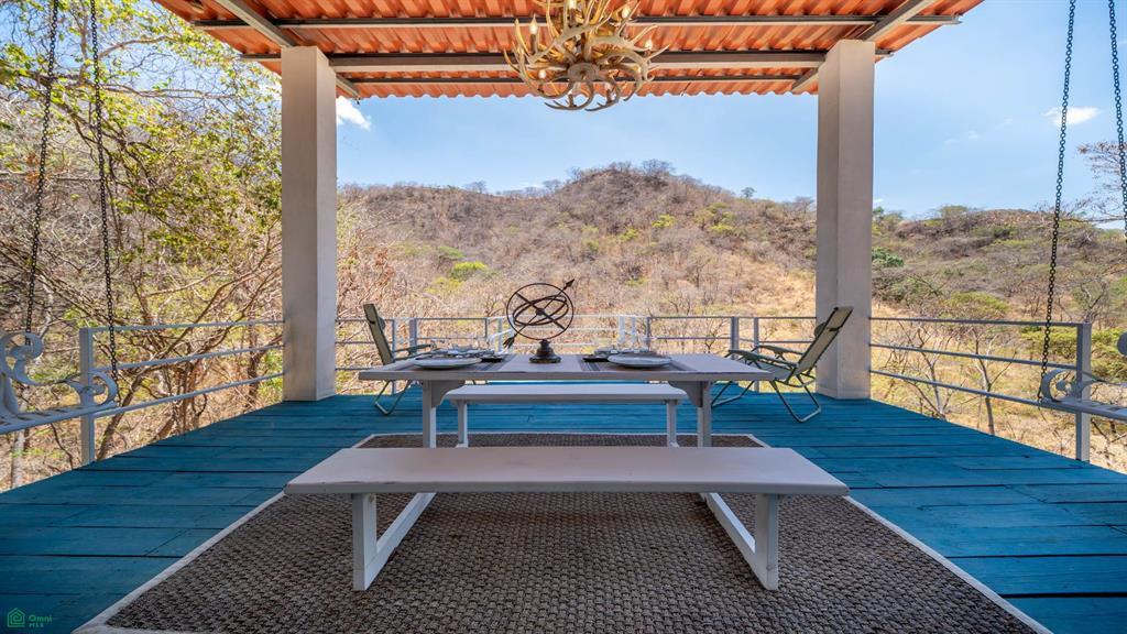 Finca Las Ventanas: Expansive Mountain View Estate Near Potrero