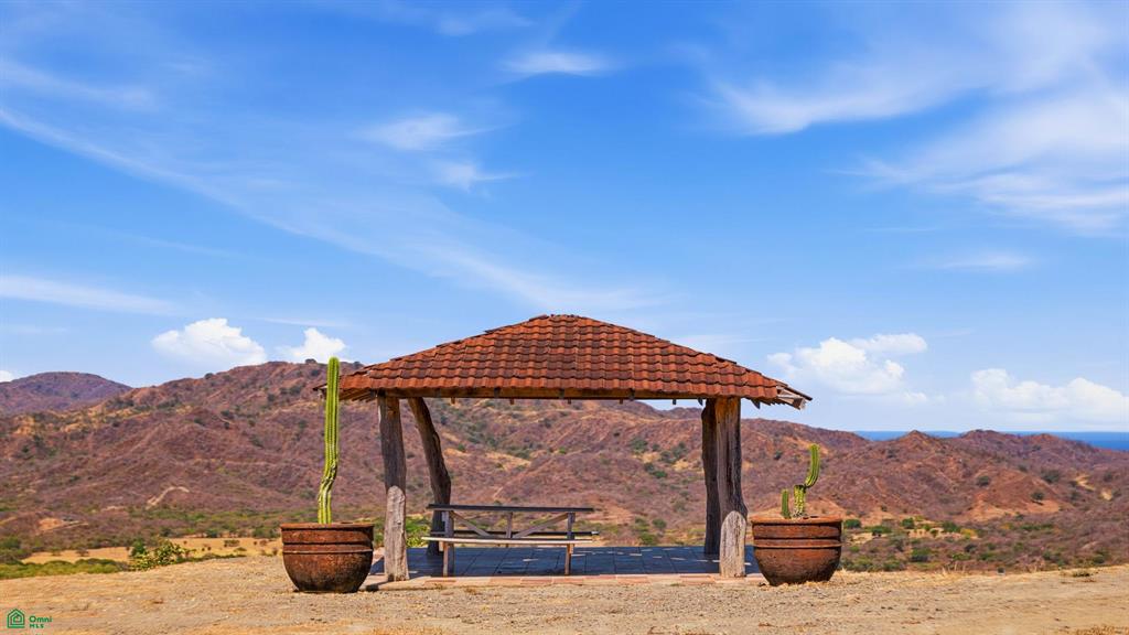 Finca Las Ventanas: Expansive Mountain View Estate Near Potrero
