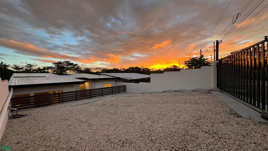 Casa Karu, Comfortable Modern Living in Santa Rosa Estates