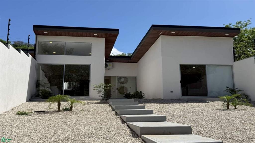 Casa Karu, Comfortable Modern Living in Santa Rosa Estates