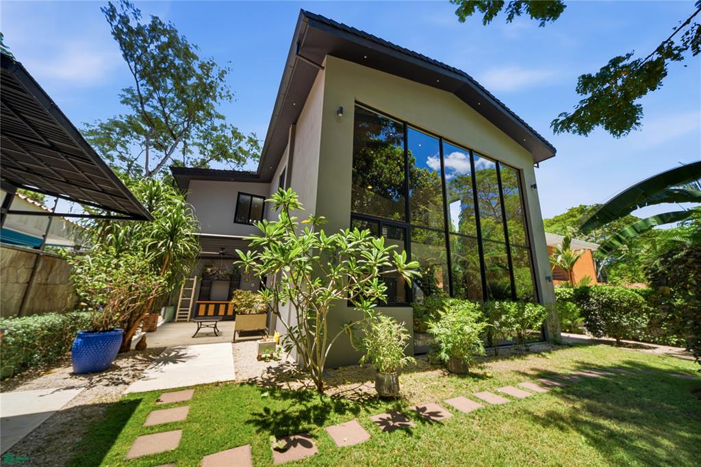 Casa Shangri-La | Modern Coastal Living in Surfside