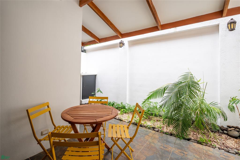 Pacific Garden 4, Fully Renovated Townhouse in Surfside Estate Playa Potrero