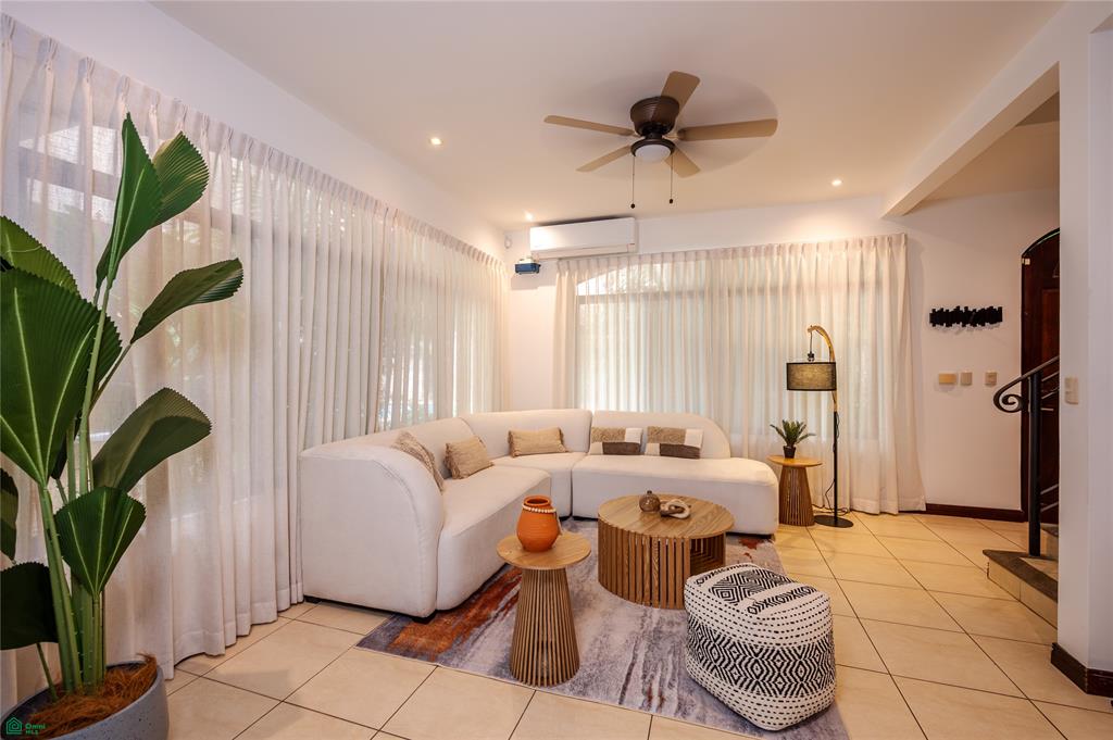 Pacific Garden 4, Fully Renovated Townhouse in Surfside Estate Playa Potrero
