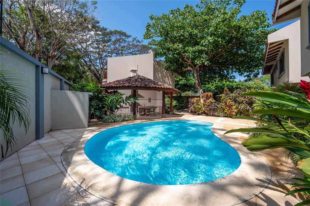 Pacific Garden 4, Fully Renovated Townhouse in Surfside Estate Playa Potrero