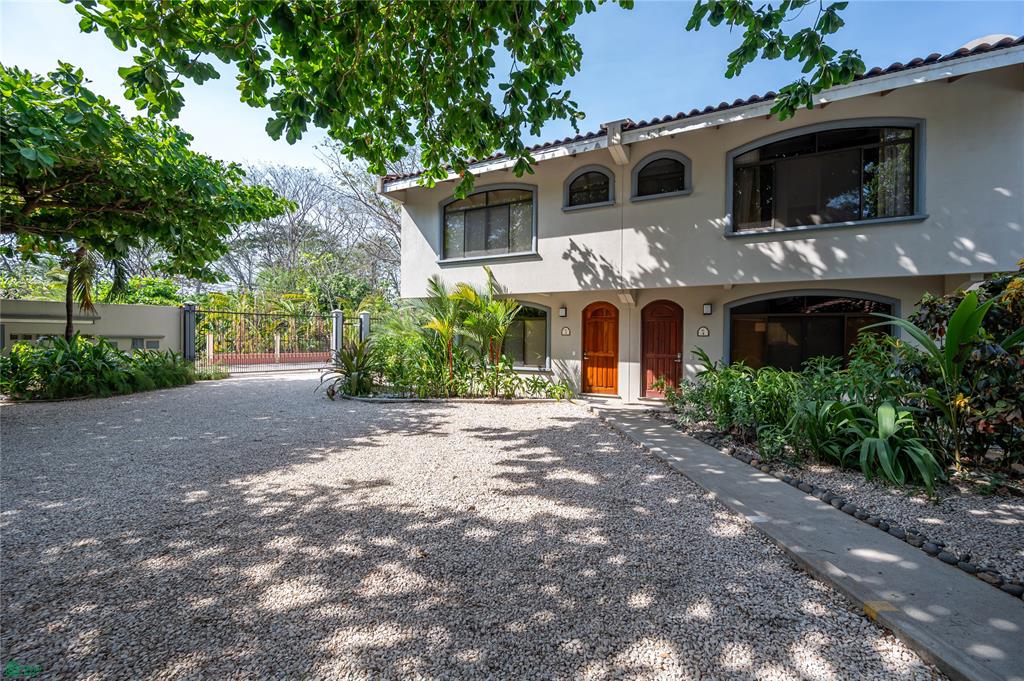 Pacific Garden 4, Fully Renovated Townhouse in Surfside Estate Playa Potrero