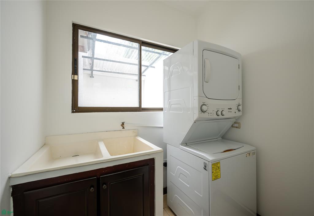 Pacific Garden 4, Fully Renovated Townhouse in Surfside Estate Playa Potrero