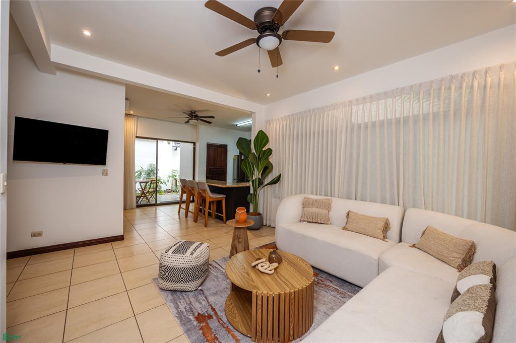 Pacific Garden 4, Fully Renovated Townhouse in Surfside Estate Playa Potrero
