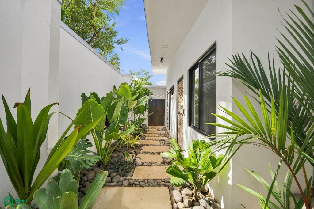 Villa Alocasia