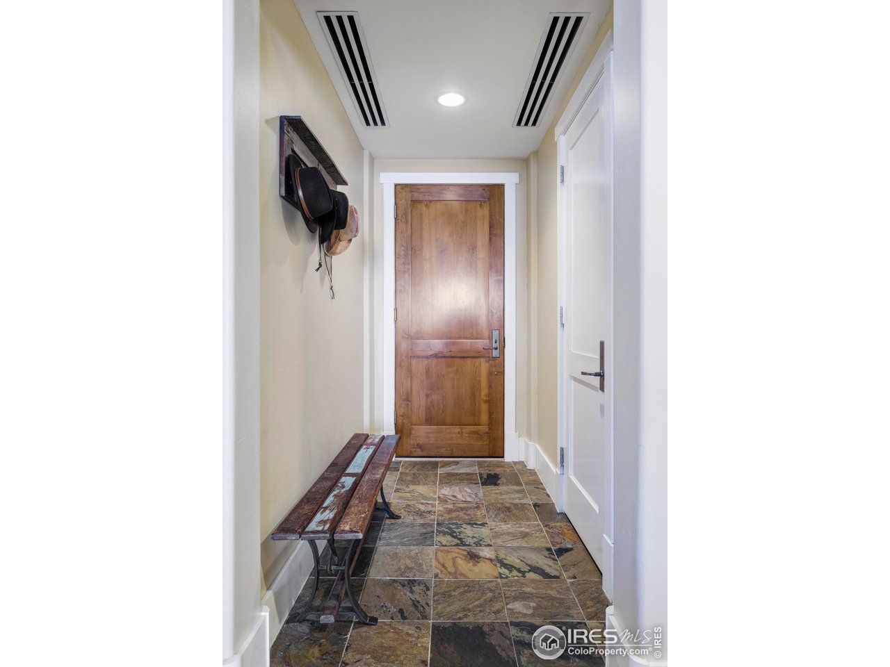 1301 Canyon Blvd 207