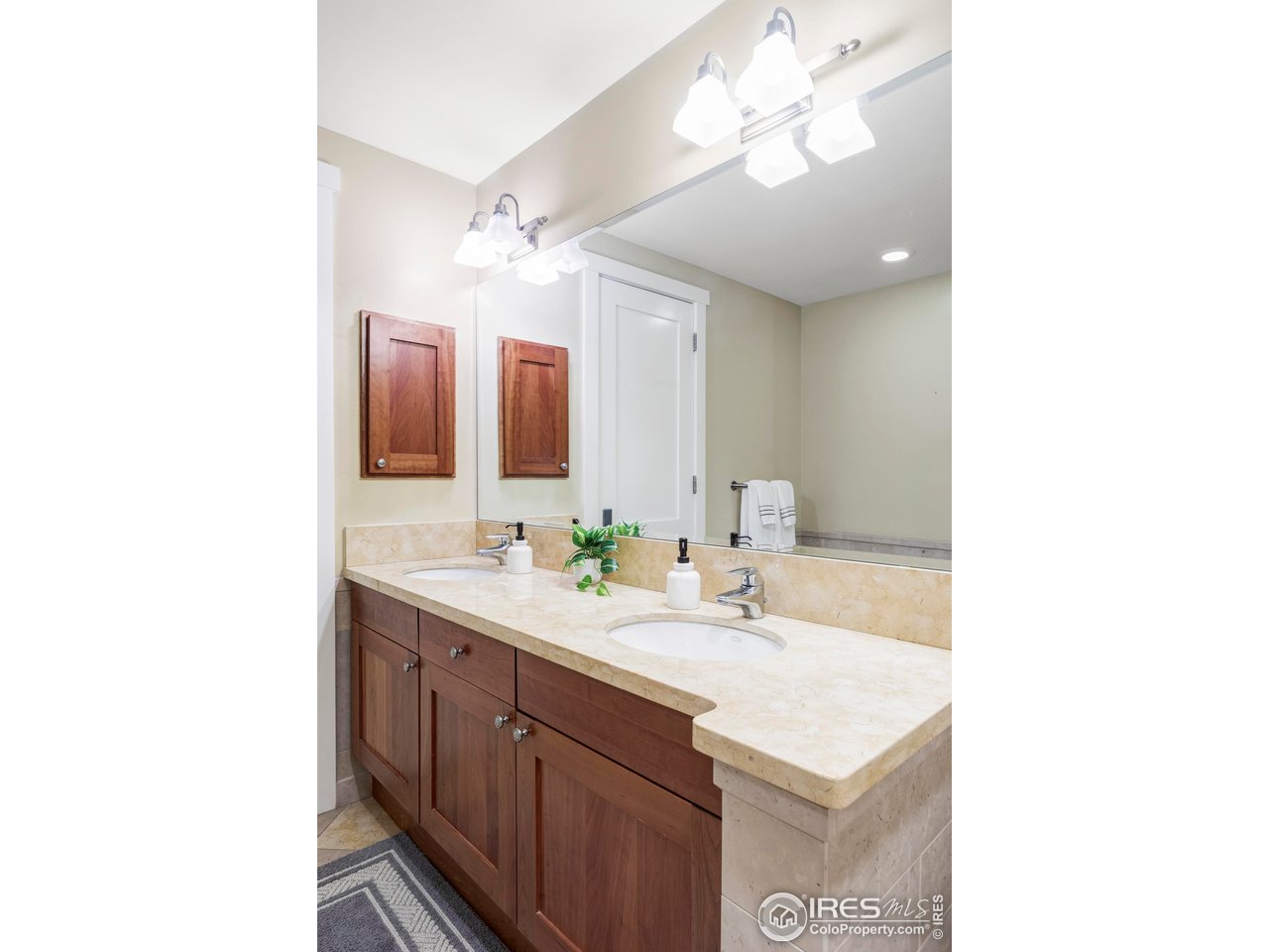 1301 Canyon Blvd 207