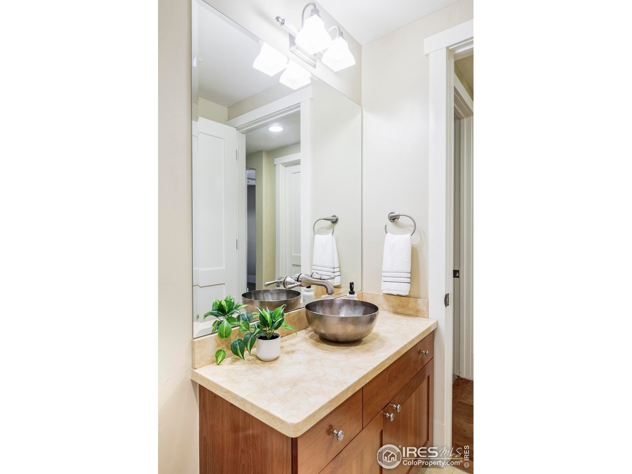 1301 Canyon Blvd 207